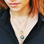 Upload image to gallery, buste de femme portant un collier triple en acier inoxydable. deux pendentifs en acier rond et soleil et un pendentif émaillé vert
