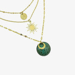 Charger l&#39;image dans la galerie, Collier triple en acier inoxydable. deux pendentifs en acier rond et soleil et un pendentif émaillé vert
